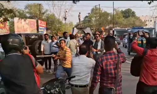 धनबाद में कांग्रेस कार्यकर्ताओं ने पत्रकार पर किया हमला, लाठी-डंडों से पीटा धनबाद में कांग्रेस कार्यकर्ताओं ने पत्रकार पर किया हमला, लाठी-डंडों से पीटा