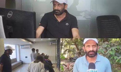 प्रधानमंत्री मुद्रा योजना ने बदली हितेन जोशी की किस्मत, सैलून के बिजनेस में हो रही बंपर कमाई प्रधानमंत्री मुद्रा योजना ने बदली हितेन जोशी की किस्मत, सैलून के बिजनेस में हो रही बंपर कमाई