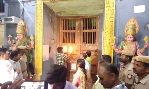 सूचीबद्ध लोग मेलपथी द्रौपदी अम्मन मंदिर में पूजा करते सूचीबद्ध लोग मेलपथी द्रौपदी अम्मन मंदिर में पूजा करते