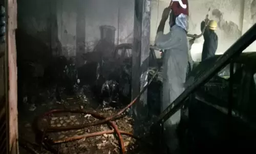 Delhi: शाहीन बाग़ की रिहायशी इमारत में लगी आग, कोई हताहत नहीं Delhi: शाहीन बाग़ की रिहायशी इमारत में लगी आग, कोई हताहत नहीं
