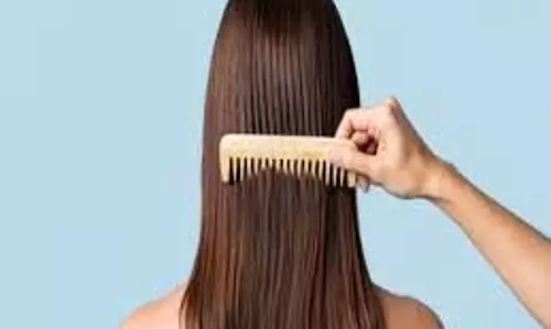 Hair Care : बालों का झड़ना रोकने के लिए विटामिन ई तेल का इस्तेमाल करें, पाएं चमकदार बाल Hair Care : बालों का झड़ना रोकने के लिए विटामिन ई तेल का इस्तेमाल करें, पाएं चमकदार बाल