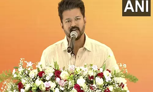 ऑल इंडिया मुस्लिम जमात ने इफ़्तार पार्टी को लेकर TVK प्रमुख विजय के खिलाफ़ फ़तवा जारी किया ऑल इंडिया मुस्लिम जमात ने इफ़्तार पार्टी को लेकर TVK प्रमुख विजय के खिलाफ़ फ़तवा जारी किया