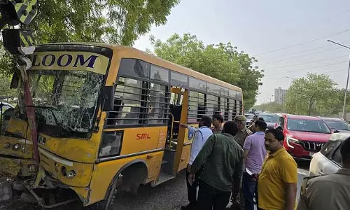 हादसे का शिकार स्कूल बस, पेड़ से टकराने के बाद मची चीख-पुकार