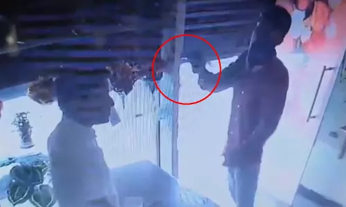 दिनदहाड़े लूट का LIVE वीडियो, डर गया दुकानदार