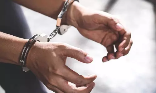 मसाज सेंटर पर छापा, नौ महिलाओं को किया गिरफ्तार मसाज सेंटर पर छापा, नौ महिलाओं को किया गिरफ्तार