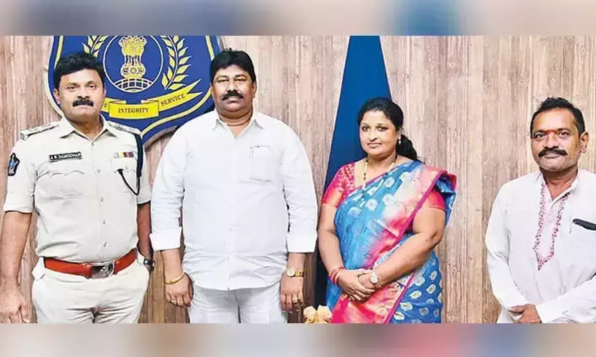 Andhra: भाजपा मजदूर प्रकोष्ठ के नेताओं ने एसपी से की मुलाकात Andhra: भाजपा मजदूर प्रकोष्ठ के नेताओं ने एसपी से की मुलाकात