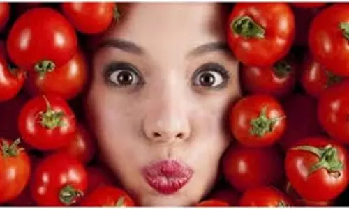 Beauty Tips: टमाटर के साथ चेहरे पर लगाएं ये 2 चीजें, जवां त्वचा के साथ पाएं गुलाबी निखार