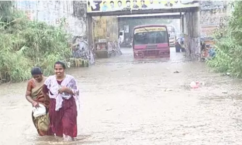 पोन्नेरी, मिंजुर शोलावरम इलाकों में 1 घंटे तक भारी बारिश: सड़कें जलमग्न पोन्नेरी, मिंजुर शोलावरम इलाकों में 1 घंटे तक भारी बारिश: सड़कें जलमग्न