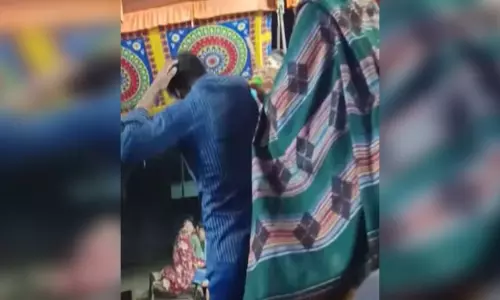 महिला डांसरों के साथ युवक का डांस, मम्मी की अचानक एंट्री, फिर...