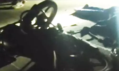 हाईवा ने टोल प्लाजा के पास बाइक को रौंदा, युवक की मौत हाईवा ने टोल प्लाजा के पास बाइक को रौंदा, युवक की मौत