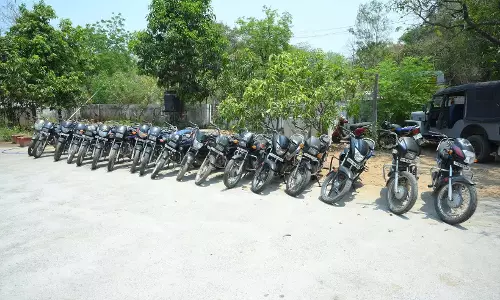 Warangal में एक व्यक्ति से चोरी की गई 18 बाइक जब्त की