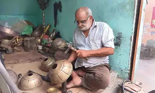 Hoshiarpur: सौ साल से भी ज्यादा पुरानी पीतल की कारीगरी विलुप्ति के कगार पर
