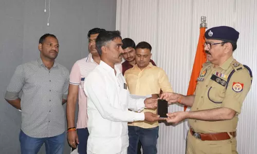 Ballia: पुलिस का सराहनीय कार्य, 13 लाख के मोबाइल लौटाए गए Ballia: पुलिस का सराहनीय कार्य, 13 लाख के मोबाइल लौटाए गए