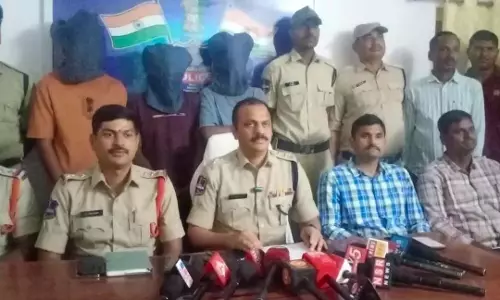 Telangana: पुलिस ने ड्रग नेटवर्क का भंडाफोड़ किया, 11.2 किलोग्राम गांजा जब्त Telangana: पुलिस ने ड्रग नेटवर्क का भंडाफोड़ किया, 11.2 किलोग्राम गांजा जब्त