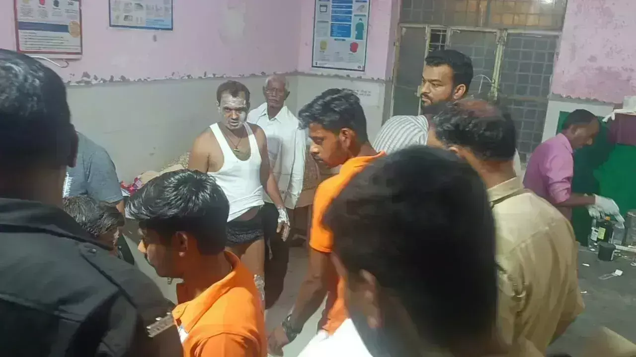 Raebareli: संदिग्ध आग से मचा हड़कंप, होटल में छह लोग झुलसे, अस्पताल में भर्ती