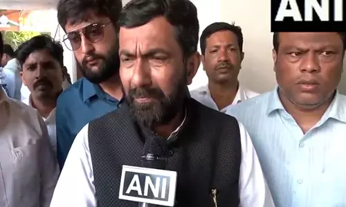 कांग्रेस नेता ने बेंगलुरु में विरोध प्रदर्शन किया, ईंधन और LPG की बढ़ती कीमतों के लिए केंद्र की आलोचना की कांग्रेस नेता ने बेंगलुरु में विरोध प्रदर्शन किया, ईंधन और LPG की बढ़ती कीमतों के लिए केंद्र की आलोचना की