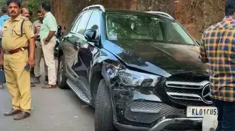 KOLLAM : गवर्नर की सरकारी बेंज कार दुर्घटनाग्रस्त; एस्कॉर्ट वाहन के पुलिस चालक पर हमला