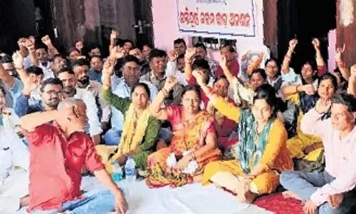 आयुष्मान भारत कार्ड पर हमले की मांग को लेकर Jagatsinghpur ब्लॉक कर्मचारियों ने हड़ताल की
