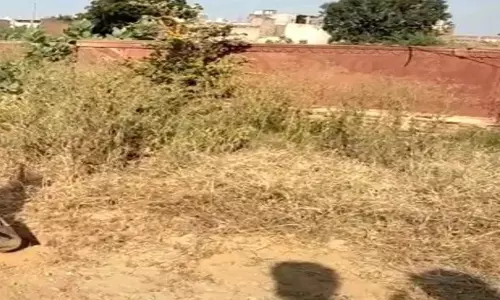 निगम अधिकारियों की टीम ने भूखंड पर अपना कब्जा लेते हुए बोर्ड लगाया