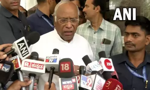 Karnataka की जाति सर्वेक्षण रिपोर्ट पर मचे बवाल के बीच खड़गे ने कहा-यह काम राज्य सरकार पर छोड़ दिया गया है Karnataka की जाति सर्वेक्षण रिपोर्ट पर मचे बवाल के बीच खड़गे ने कहा-यह काम राज्य सरकार पर छोड़ दिया गया है