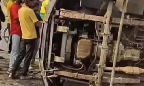 Haryana : गुरुग्राम में स्कूल बस पलटने से 3 लोग घायल Haryana : गुरुग्राम में स्कूल बस पलटने से 3 लोग घायल