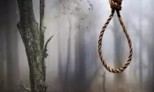 Shahjahanpur: बहू की हत्या के बाद ससुर ने पेड़ से लटककर की आत्महत्या Shahjahanpur: बहू की हत्या के बाद ससुर ने पेड़ से लटककर की आत्महत्या