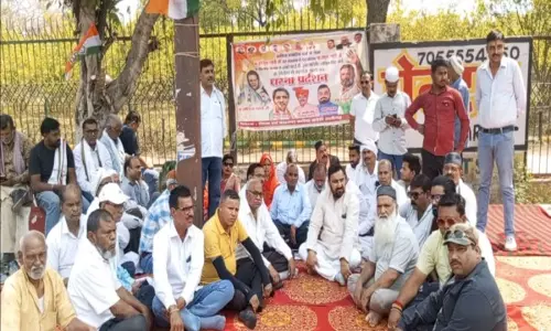 अलीगढ़ में कांग्रेस कार्यकर्ताओं ने गांधी परिवार के खिलाफ ED की चार्जशीट का विरोध किया अलीगढ़ में कांग्रेस कार्यकर्ताओं ने गांधी परिवार के खिलाफ ED की चार्जशीट का विरोध किया