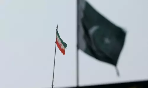 Iran से 8 मारे गए पाकिस्तानियों के शव वापस लाए गए Iran से 8 मारे गए पाकिस्तानियों के शव वापस लाए गए