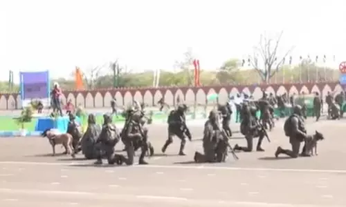 नीमच में CRPF के 86वें स्थापना दिवस पर परेड के दौरान जवानों ने मॉक ड्रिल की और कौशल का किया प्रदर्शन
