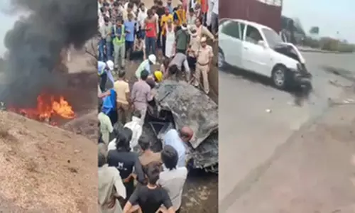 वैन से टकराई कार, हादसे में जिंदा जलने से चालक की मौत वैन से टकराई कार, हादसे में जिंदा जलने से चालक की मौत