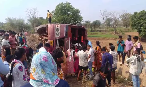 यात्री बस नारायणपुर में पलटी, कई लोग घायल यात्री बस नारायणपुर में पलटी, कई लोग घायल