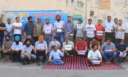 Ludhiana: अभिभावकों ने स्कूल के बाहर फीस वृद्धि का विरोध किया Ludhiana: अभिभावकों ने स्कूल के बाहर फीस वृद्धि का विरोध किया
