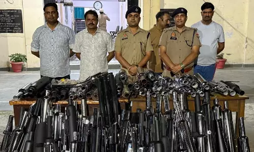 Bareilly: छापेमारी में 123 पटाखा साइलेंसर मिले, मार्केट में अफरा-तफरी Bareilly: छापेमारी में 123 पटाखा साइलेंसर मिले, मार्केट में अफरा-तफरी