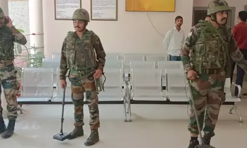 Lucknow: बम धमकी से हड़कंप, डीएम ऑफिस धमाके की साजिश की जांच में जुटी एटीएस