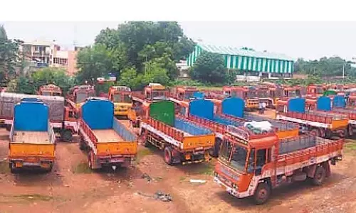 कर्नाटक के ट्रक मालिकों ने हड़ताल वापस ली कर्नाटक के ट्रक मालिकों ने हड़ताल वापस ली