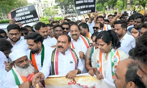 कांग्रेस नेताओं ने हैदराबाद में ED कार्यालय पर विरोध प्रदर्शन किया कांग्रेस नेताओं ने हैदराबाद में ED कार्यालय पर विरोध प्रदर्शन किया
