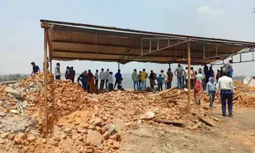 कॉलेज के भवन को तोड़ने पर हंगामा, ग्रामीणों ने SECL को दी चेतावनी