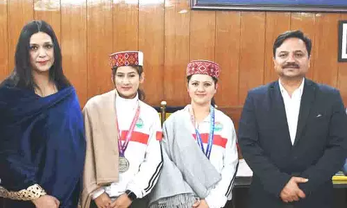 Shimla DC ने थाईलैंड विश्व कप में पदक जीतने वाली दो महिला किकबॉक्सरों को सम्मानित किया
