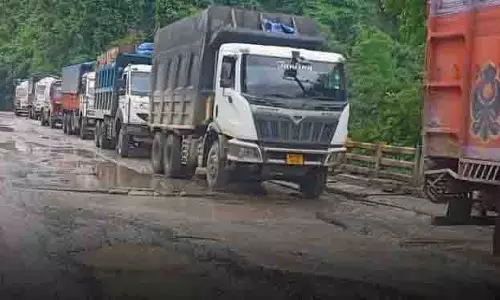 सरकारी लापरवाही के कारण ओवरलोड ट्रकों ने Himachal की सड़कों पर मचाई तबाही सरकारी लापरवाही के कारण ओवरलोड ट्रकों ने Himachal की सड़कों पर मचाई तबाही