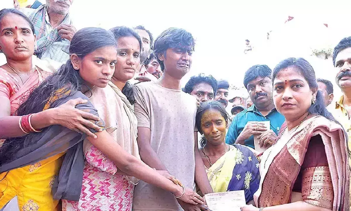 Andhra: गृह मंत्री ने मुआवजे के चेक वितरित किए Andhra: गृह मंत्री ने मुआवजे के चेक वितरित किए