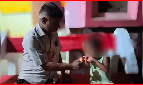 डॉक्टर पर गिरी गाज, इस VIDEO ने मचा दी खलबली...