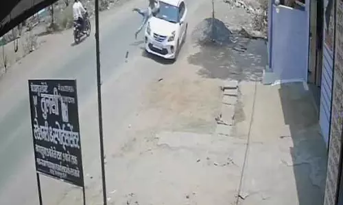 Car ने दो लोगों को उड़ाया, हादसे का सीसीटीवी वीडियो