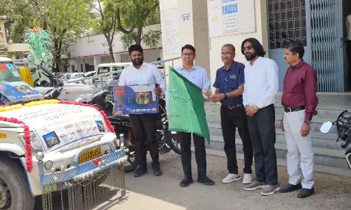 Dungarpur: जिला कलेक्टर ने डिजिटल रथ को हरी झंडी दिखाकर रवाना किया