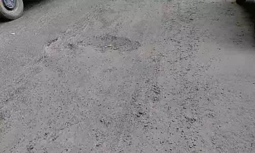 Kasumpti Road पर मरम्मत की जरूरत Kasumpti Road पर मरम्मत की जरूरत