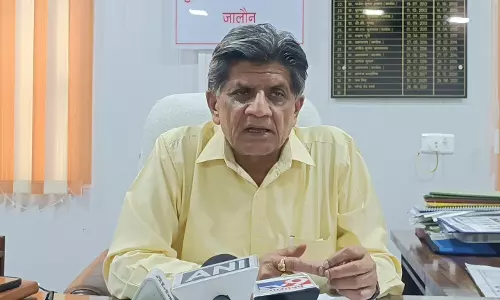 Jalaun: बच्चे को सिगरेट पिलाने वाले डॉक्टर के खिलाफ एफआईआर दर्ज Jalaun: बच्चे को सिगरेट पिलाने वाले डॉक्टर के खिलाफ एफआईआर दर्ज
