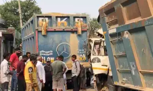 Mukerian में ट्रक ने 3 लोगों को कुचला, परिजनों ने यातायात रोका Mukerian में ट्रक ने 3 लोगों को कुचला, परिजनों ने यातायात रोका