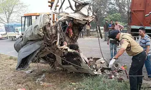 दो ट्रकों की टक्कर में एक की मौत, NH पर यातायात प्रभावित