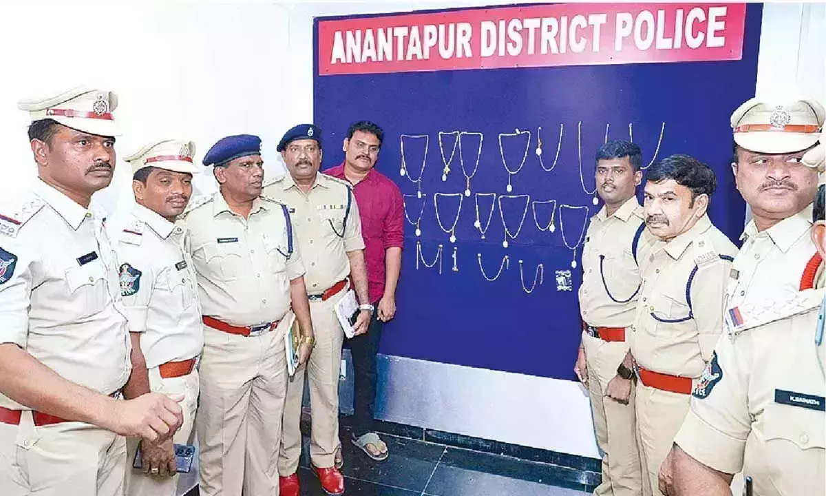 Police ने 32.4 लाख रुपये का सोना बरामद किया, झपटमार गिरफ्तार Police ने 32.4 लाख रुपये का सोना बरामद किया, झपटमार गिरफ्तार