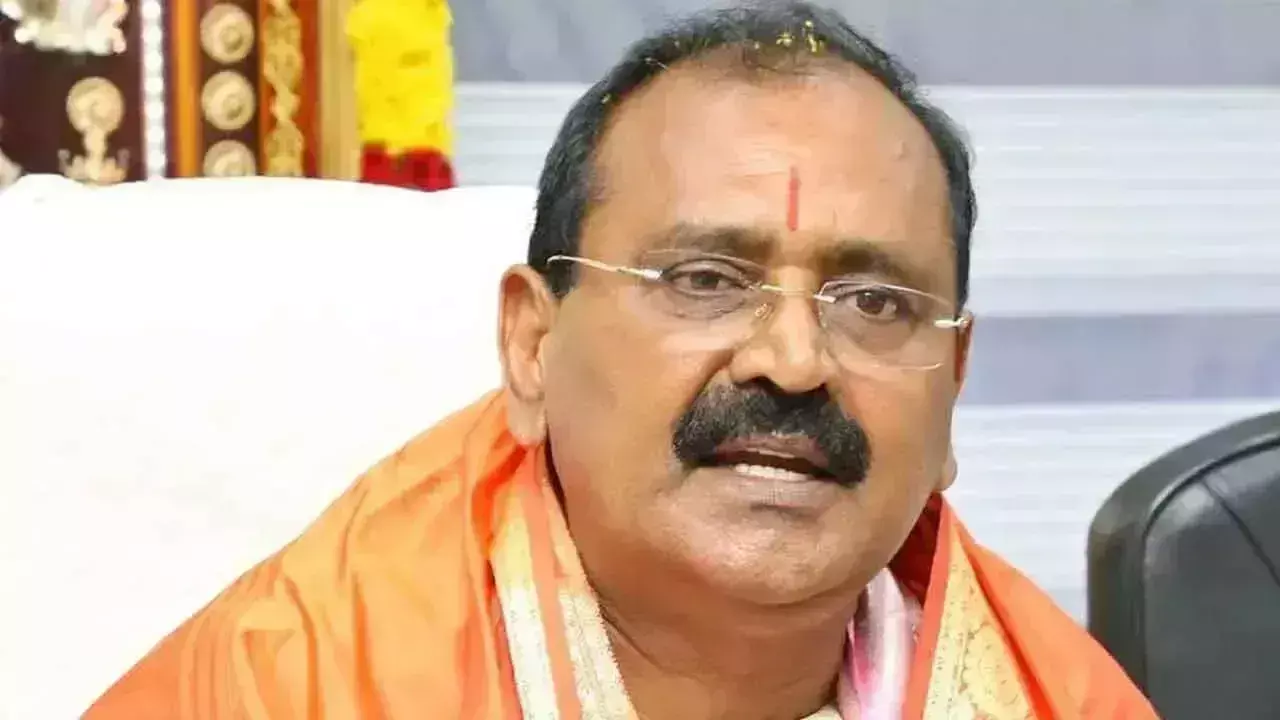 TTD के पूर्व चेयरमैन भुमना करुणाकर रेड्डी के घर पर तनाव TTD के पूर्व चेयरमैन भुमना करुणाकर रेड्डी के घर पर तनाव