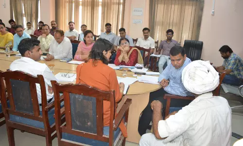 Churu: परिवादों के निस्तारण में बरतें संवेदनशीलता, अधिकारी आमजन को संतुष्ट करें : जिला कलेक्टर